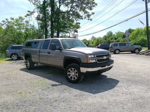 Used 2006 Chevrolet Silverado 2500 W/T w/ Skid Plate Package AWD/4WD image 4