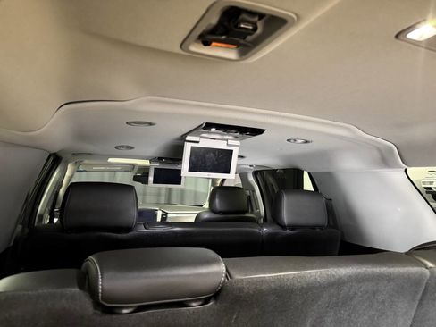 Used 2018 Chevrolet Suburban LT image 19