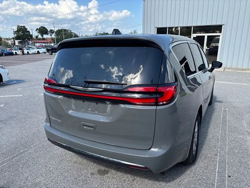 Used 2025 Chrysler Pacifica Select FWD image 9