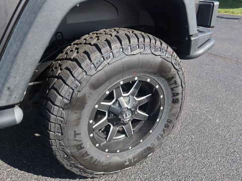 Used 2017 Jeep Wrangler Unlimited Rubicon w/ Cold Weather Group AWD/4WD image 33