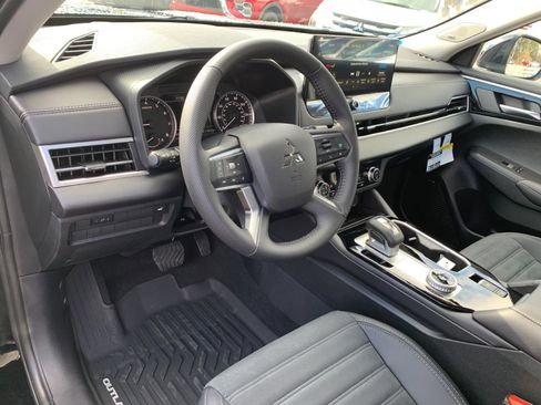 New 2025 Mitsubishi Outlander SE image 12