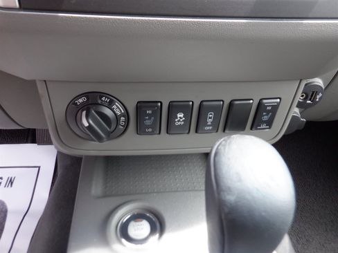 Used 2021 Nissan Frontier SV w/ Midnight Edition Floor Mats image 17