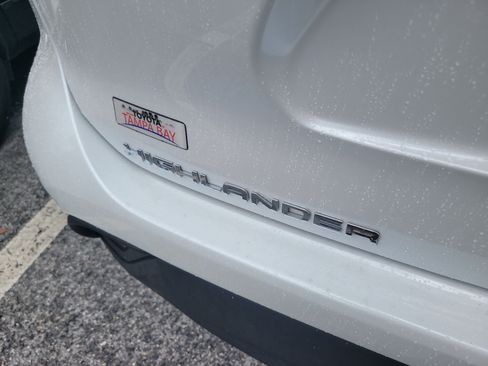 Used 2024 Toyota Highlander XLE FWD image 10