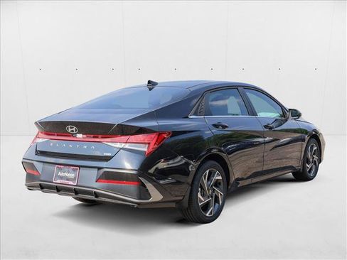 New 2025 Hyundai Elantra Limited image 5