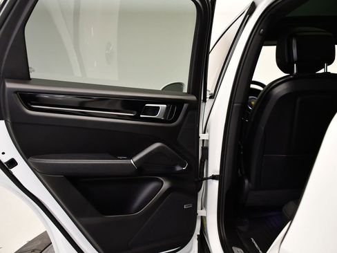 Used 2022 Porsche Cayenne image 42