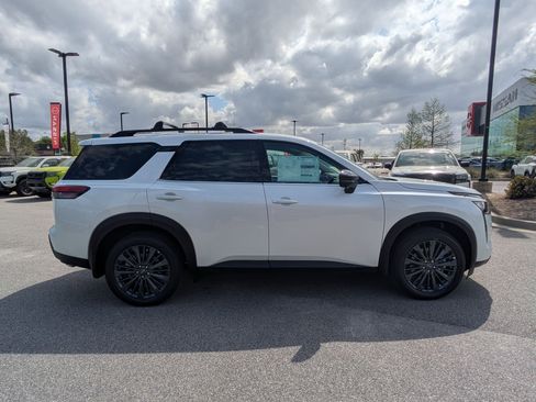 New 2026 Nissan Pathfinder SL AWD/4WD image 2