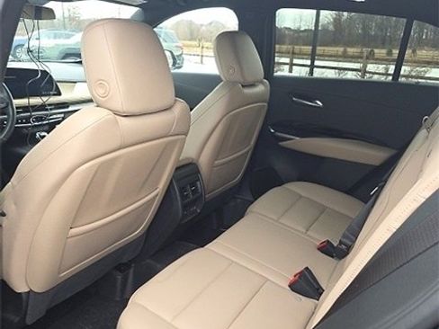 Used 2024 Cadillac XT4 Luxury w/ Cold Weather Package image 9