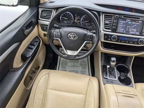 Used 2017 Toyota Highlander FWD V6 image 17