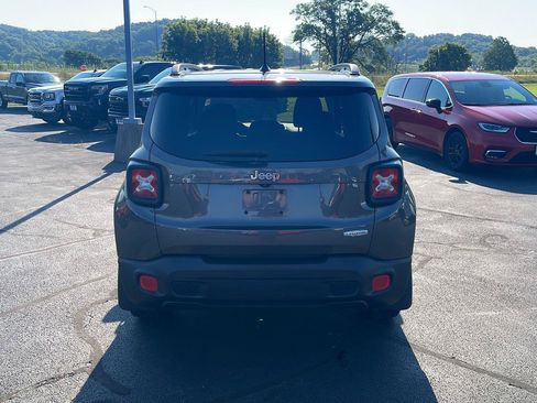 Used 2016 Jeep Renegade Latitude FWD image 4