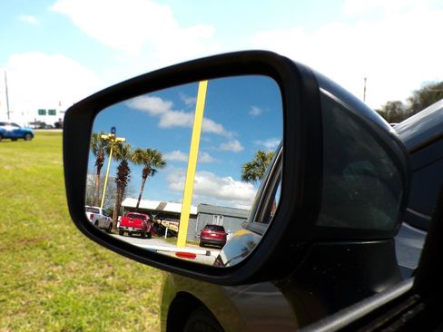 Used 2022 Nissan Versa SV w/ Trunk Package image 31