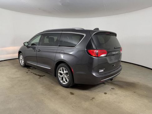 Used 2018 Chrysler Pacifica Touring-L Plus w/ Tire & Wheel Group FWD image 11
