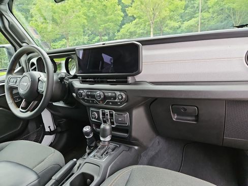 Used 2024 Jeep Wrangler Unlimited Sport AWD/4WD image 16