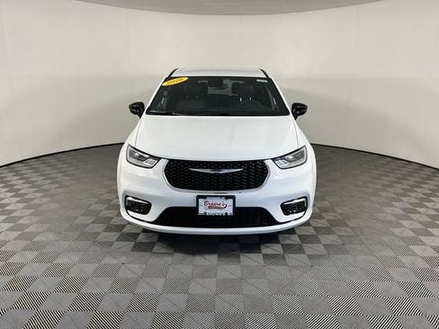 Used 2026 Chrysler Pacifica Select FWD image 2