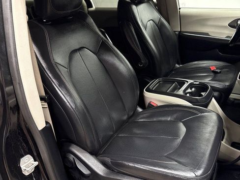 Used 2020 Chrysler Pacifica Touring-L FWD image 30