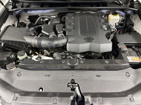 Used 2013 Toyota 4Runner SR5 w/ Convenience Pkg image 9