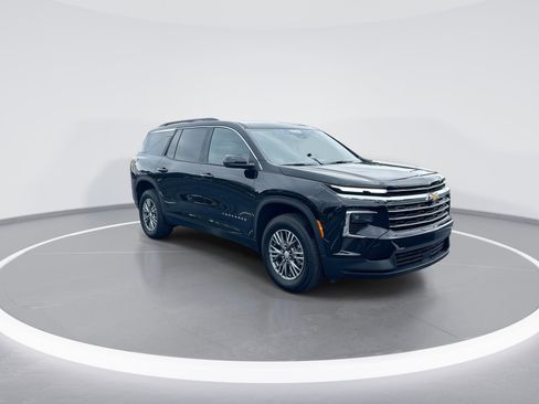 Used 2025 Chevrolet Traverse LT FWD image 2