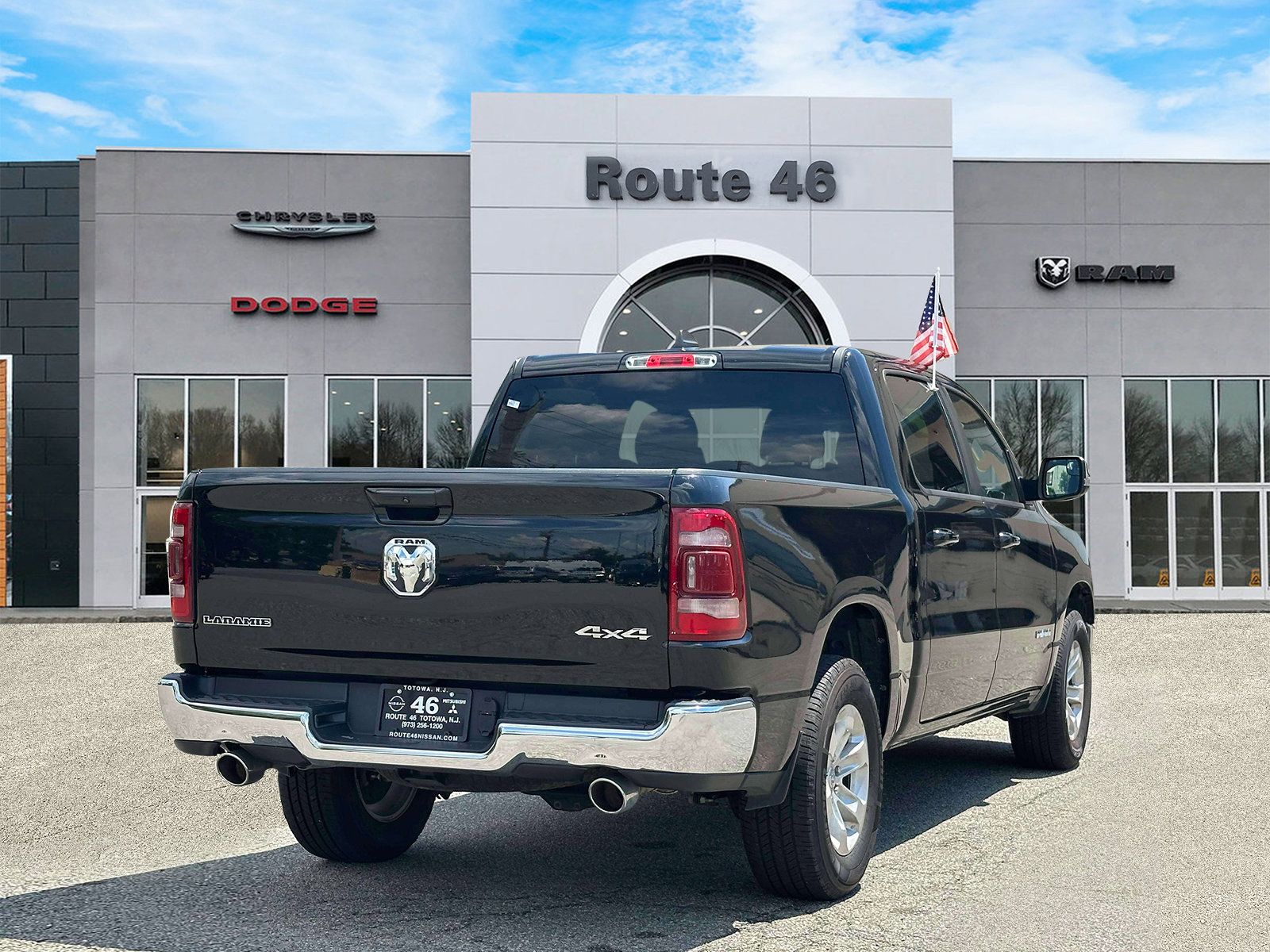 Used 2024 RAM 1500 Laramie AWD/4WD image 5