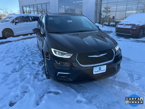 Used 2025 Chrysler Pacifica Select image 8