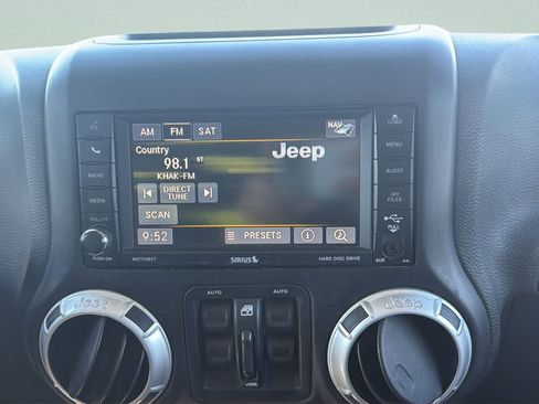 Used 2015 Jeep Wrangler Unlimited Rubicon w/ Connectivity Group AWD/4WD image 22