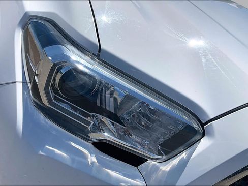 Certified 2019 Toyota Tacoma TRD Off-Road AWD/4WD image 27