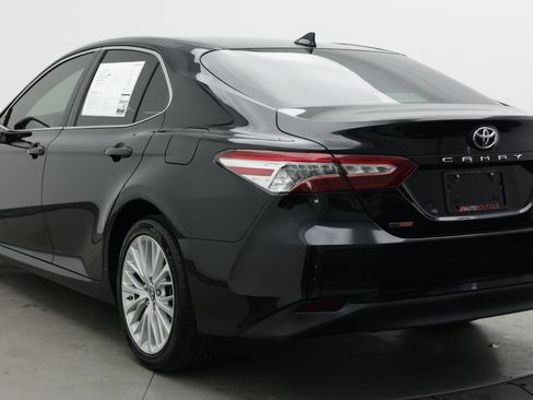 Used 2020 Toyota Camry XLE w/ Navigation Package FWD image 4