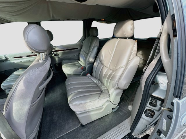 Used 2000 Chrysler Town & Country Limited AWD/4WD image 22