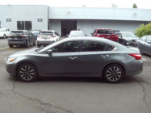 Used 2017 Nissan Altima 2.5 SV FWD image 2