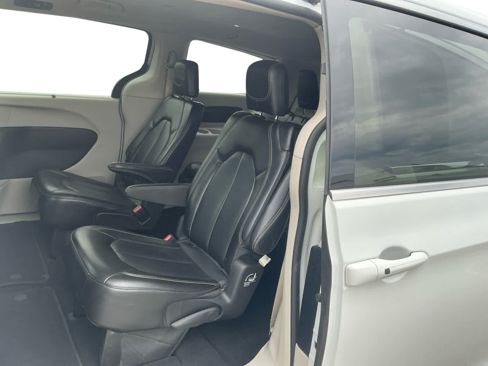 Used 2024 Chrysler Pacifica Touring-L FWD image 13