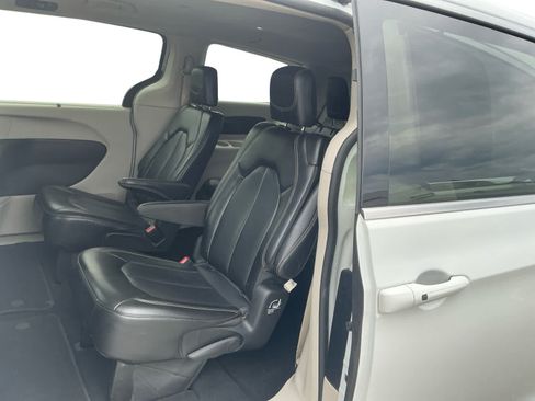Used 2024 Chrysler Pacifica Touring-L FWD image 13