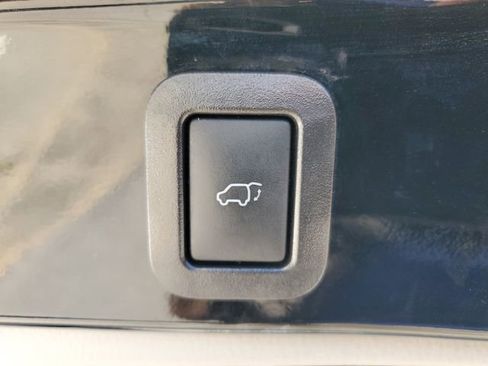 Used 2019 Toyota Highlander XLE image 11