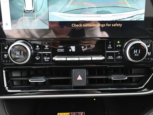 Used 2025 Toyota Highlander Platinum image 23