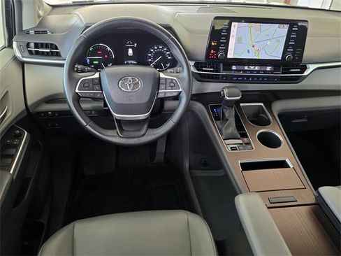 Used 2022 Toyota Sienna XLE image 12