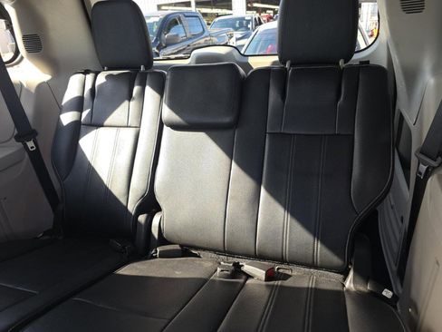 Used 2016 Chrysler Town & Country Touring image 17