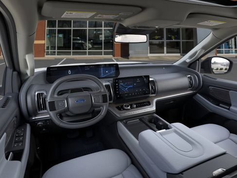 New 2026 Ford Expedition Platinum image 9