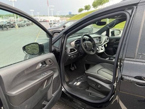 New 2027 Chrysler Pacifica Limited AWD/4WD image 15