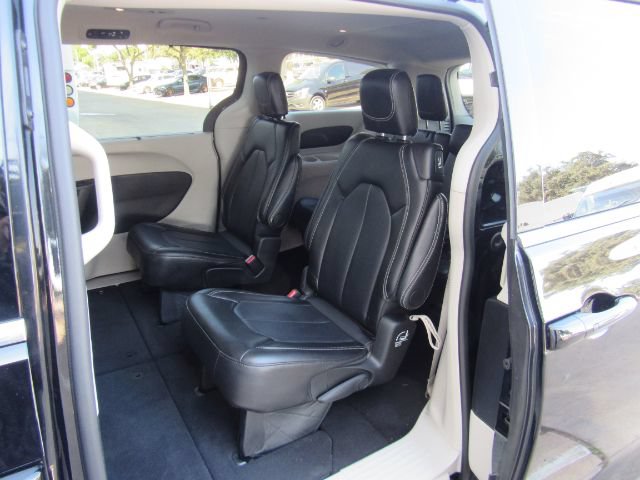 Used 2024 Chrysler Pacifica Touring-L FWD image 19