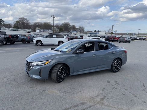 Used 2025 Nissan Sentra SR image 2