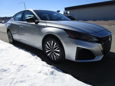 Used 2024 Nissan Altima 2.5 SV image 3