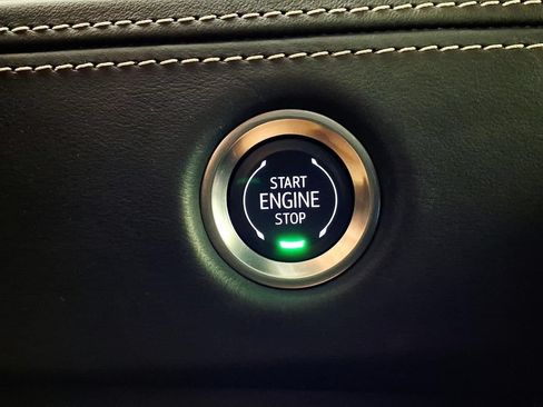 Used 2025 Cadillac Escalade ESV V AWD/4WD image 16
