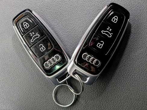 Used 2022 Audi e-tron Premium Plus w/ Premium Plus Package image 43