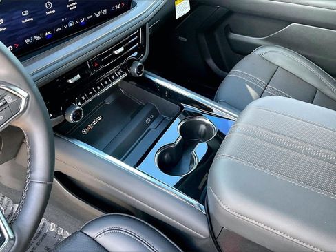 Used 2025 Chevrolet Tahoe High Country image 15