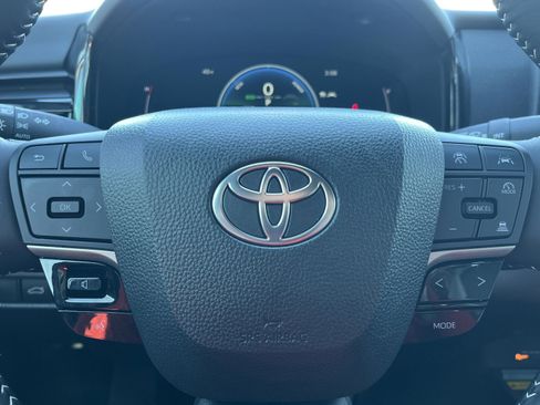 Used 2025 Toyota Camry SE image 33