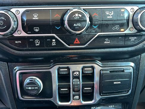 Used 2022 Jeep Gladiator Sport image 14