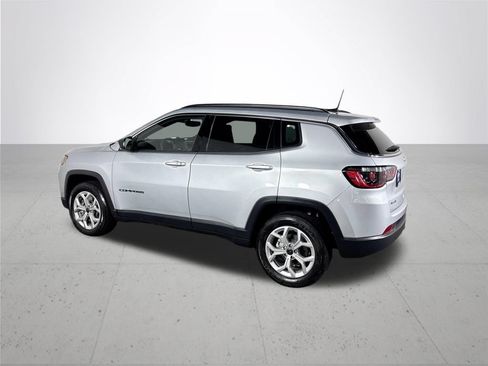 Used 2025 Jeep Compass Latitude AWD/4WD image 8