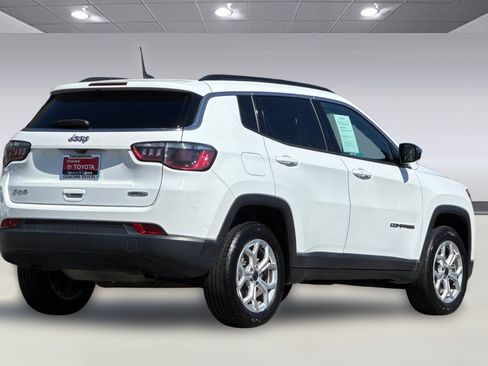 Used 2025 Jeep Compass Latitude AWD/4WD image 9