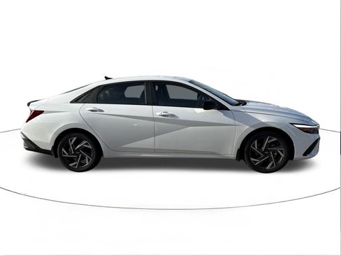 Used 2025 Hyundai Elantra Sport FWD image 2