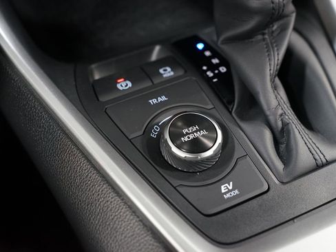 Certified 2025 Toyota RAV4 LE image 22