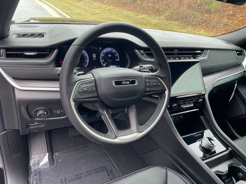 New 2025 Jeep Grand Cherokee L Limited w/ Black Appearance Package image 10