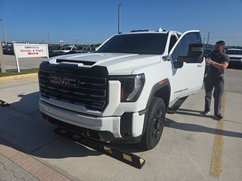 Used 2025 GMC Sierra 2500 AT4 AWD/4WD image 2