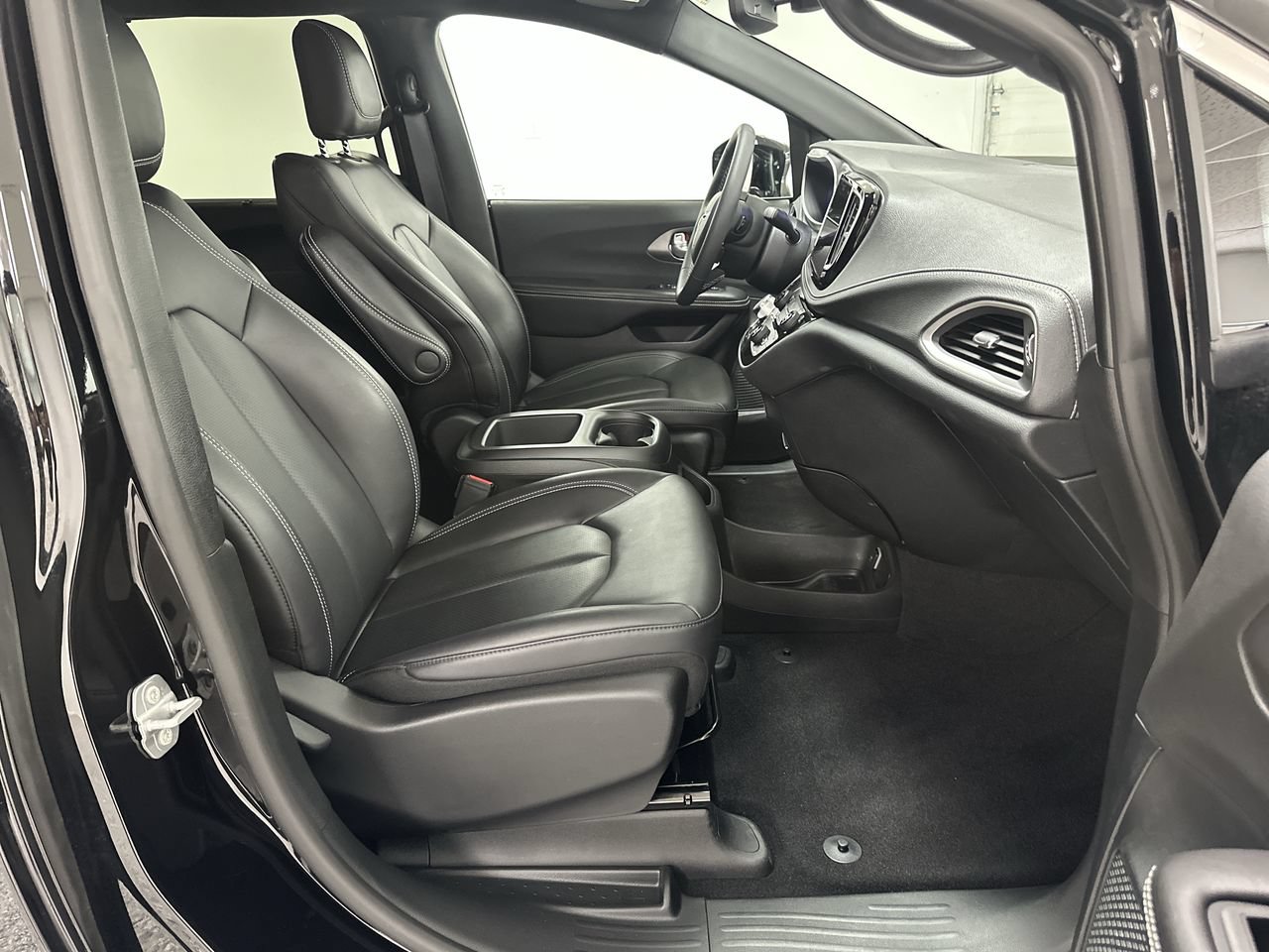 Used 2026 Chrysler Pacifica Select AWD/4WD image 19